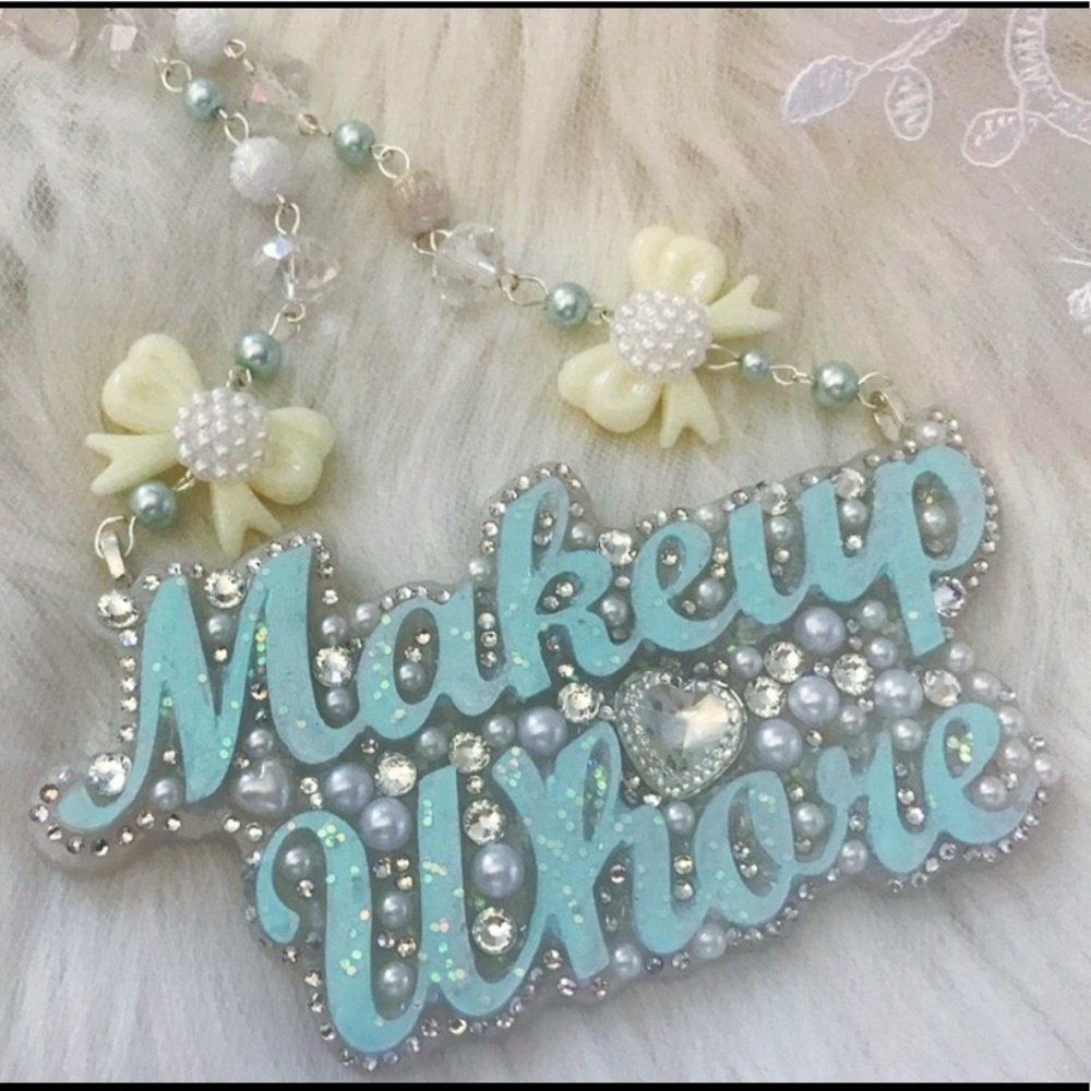 Make up whore blue necklace
